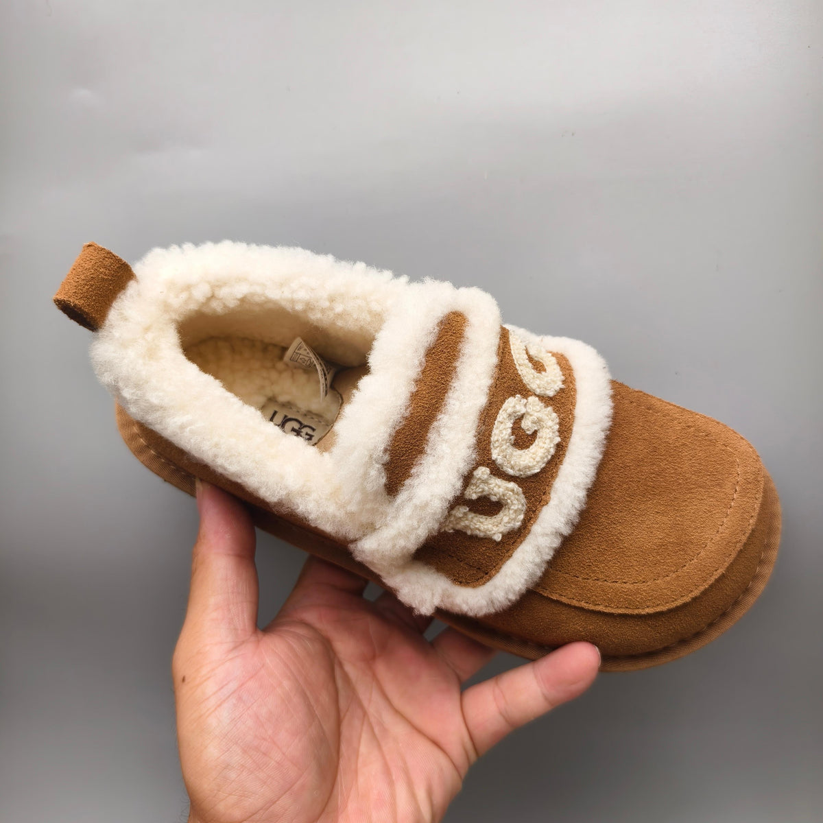 Chestnut Oversized-Logo Closed-Back Casual Shoes – Style 2939