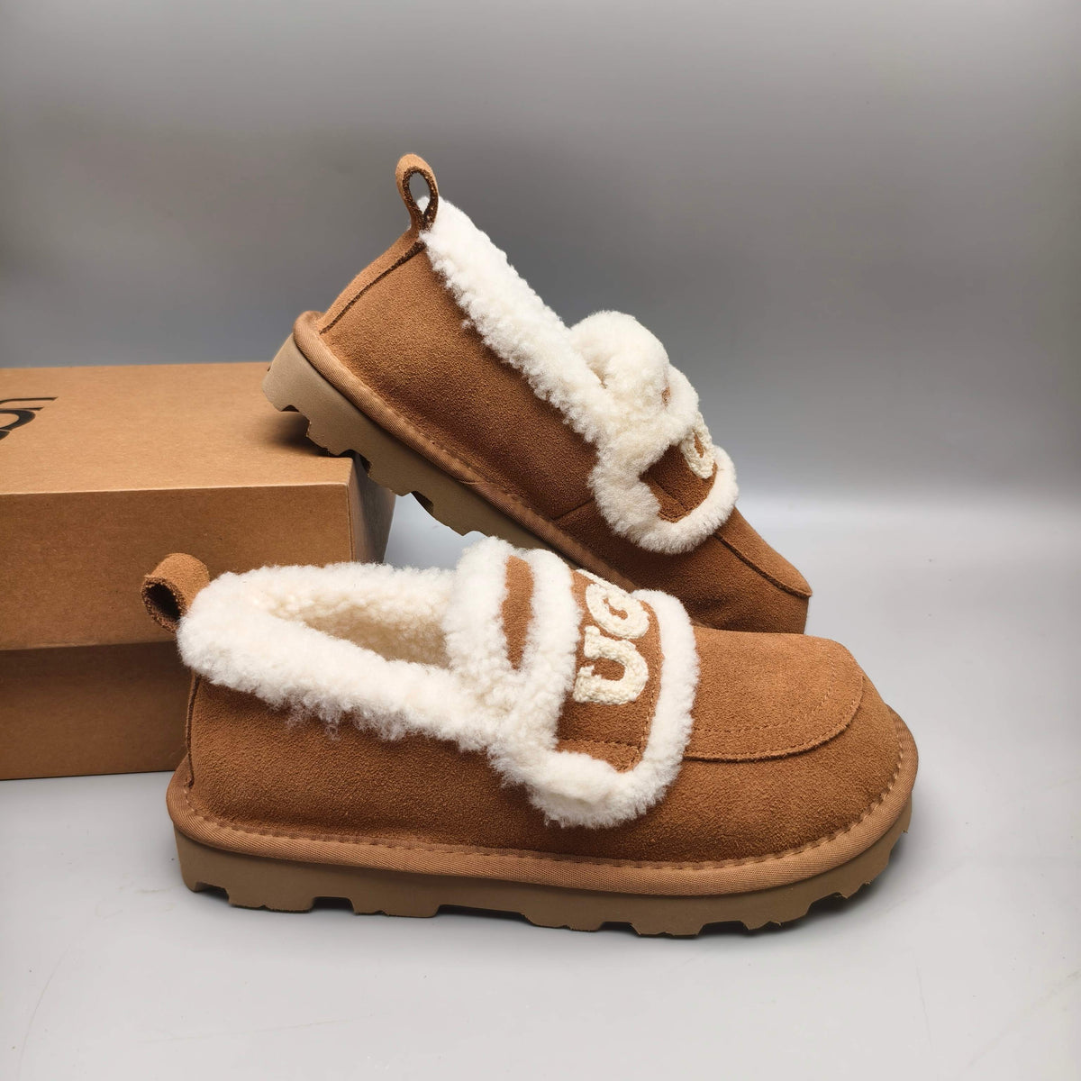 Chestnut Oversized-Logo Closed-Back Casual Shoes – Style 2939